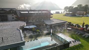 Een binnenzwembad, 2 buitenzwembaden en ligstoelen