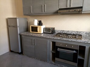 Apartamento urbano, 3 quartos, para fumantes, cozinha | Cozinha privada | Geladeira grande, micro-ondas, fogão, cooktop