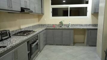 Apartemen Kota, 3 kamar tidur, Boleh Merokok, dapur | Dapur pribadi | Lemari es besar, microwave, oven, dan kompor