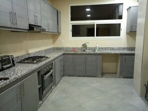 Leilighet – city, 3 soverom, røyk, kjøkken | Eget kjøkken | Kjøleskap, mikrobølgeovn, ovn og kokeplater