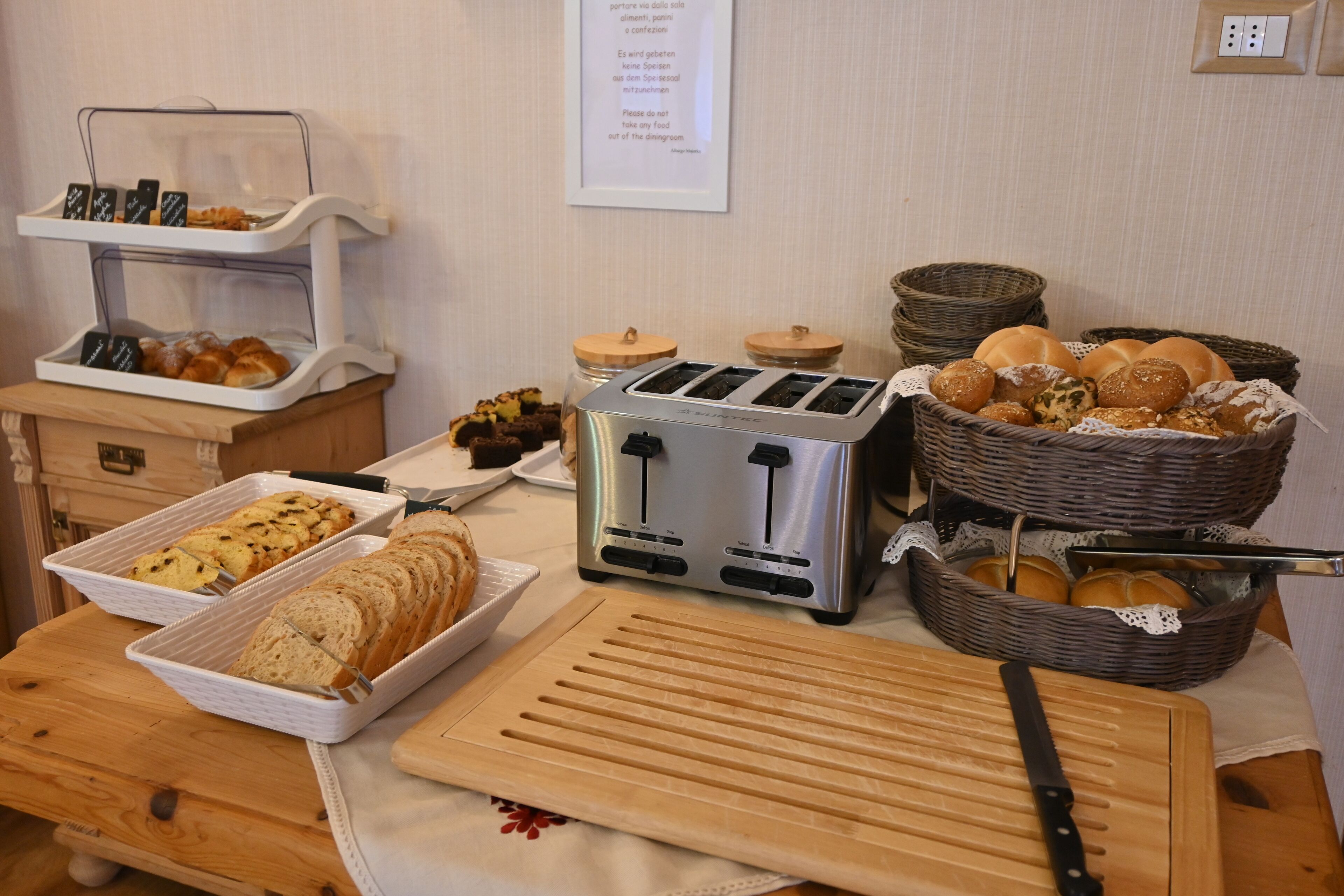 Un buffet de petit-déjeuner comprenant du pain, des viennoiseries et un grille-pain.