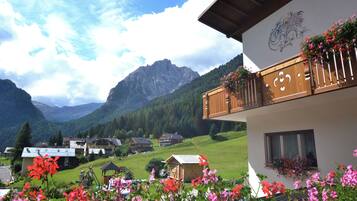 Dreibettzimmer, Balkon, Bergblick | Ausblick vom Zimmer