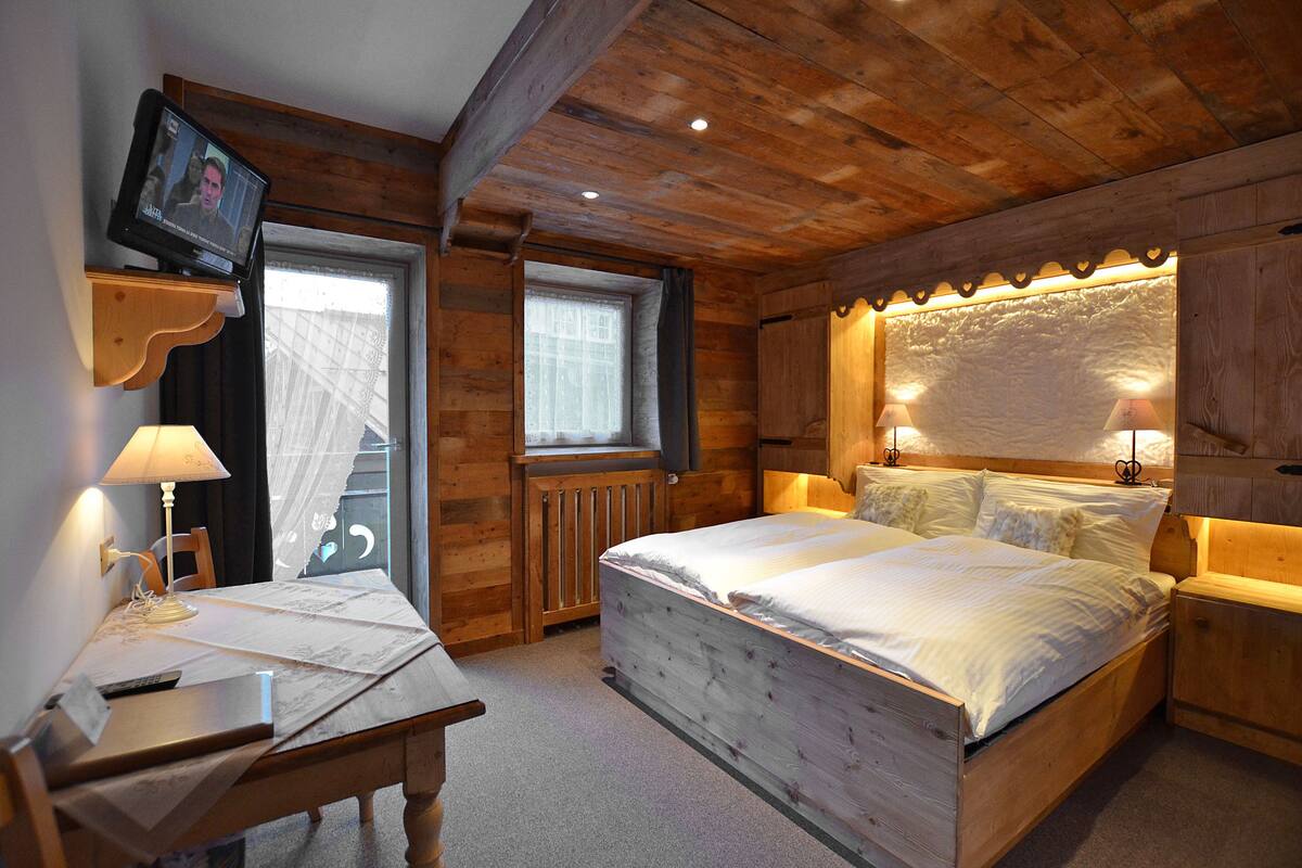 Doppel- oder Zweibettzimmer, Balkon, Bergblick | 1 Schlafzimmer, kostenloses WLAN, Bettwäsche