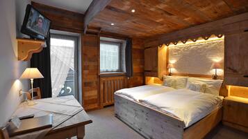 Doppel- oder Zweibettzimmer, Balkon, Bergblick | 1 Schlafzimmer, kostenloses WLAN, Bettwäsche