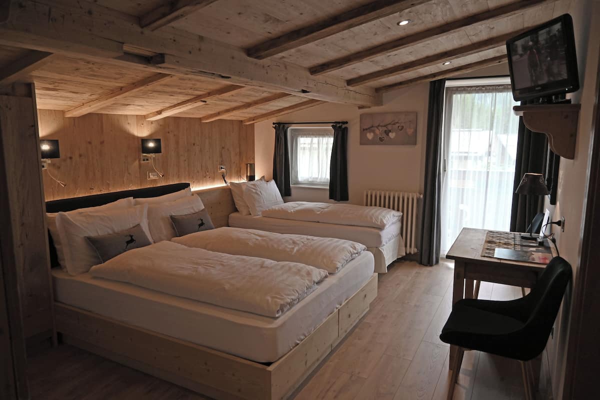 Driepersoonskamer, balkon, uitzicht op bergen | 1 slaapkamer, gratis wifi, beddengoed