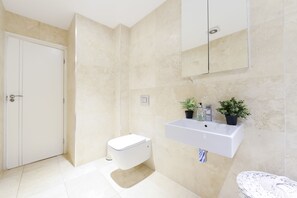 Bathroom - Premiere Fitzrovia Oxford Street (London)