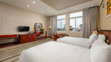 Deluxe-Zweibettzimmer | Minibar, Schreibtisch, schallisolierte Zimmer, kostenloses WLAN