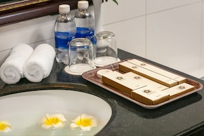 Shower, free toiletries, hair dryer, slippers - A25 Hotel - 705 Lac Long Quan (Hanoi)