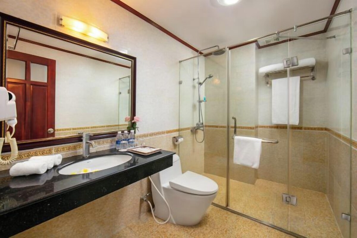 Bathroom | Shower, free toiletries, hair dryer, slippers
