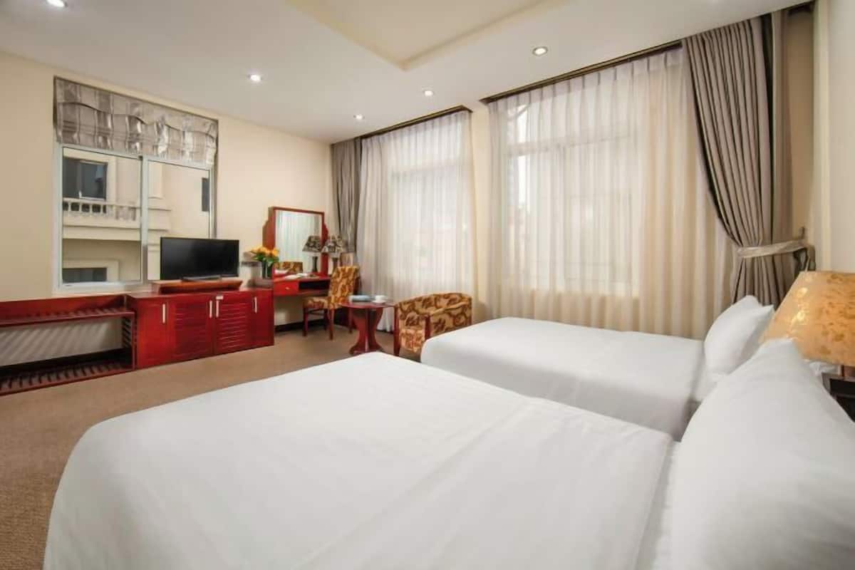 Minibar, bàn, phòng cách âm, truy cập Internet không dây miễn phí