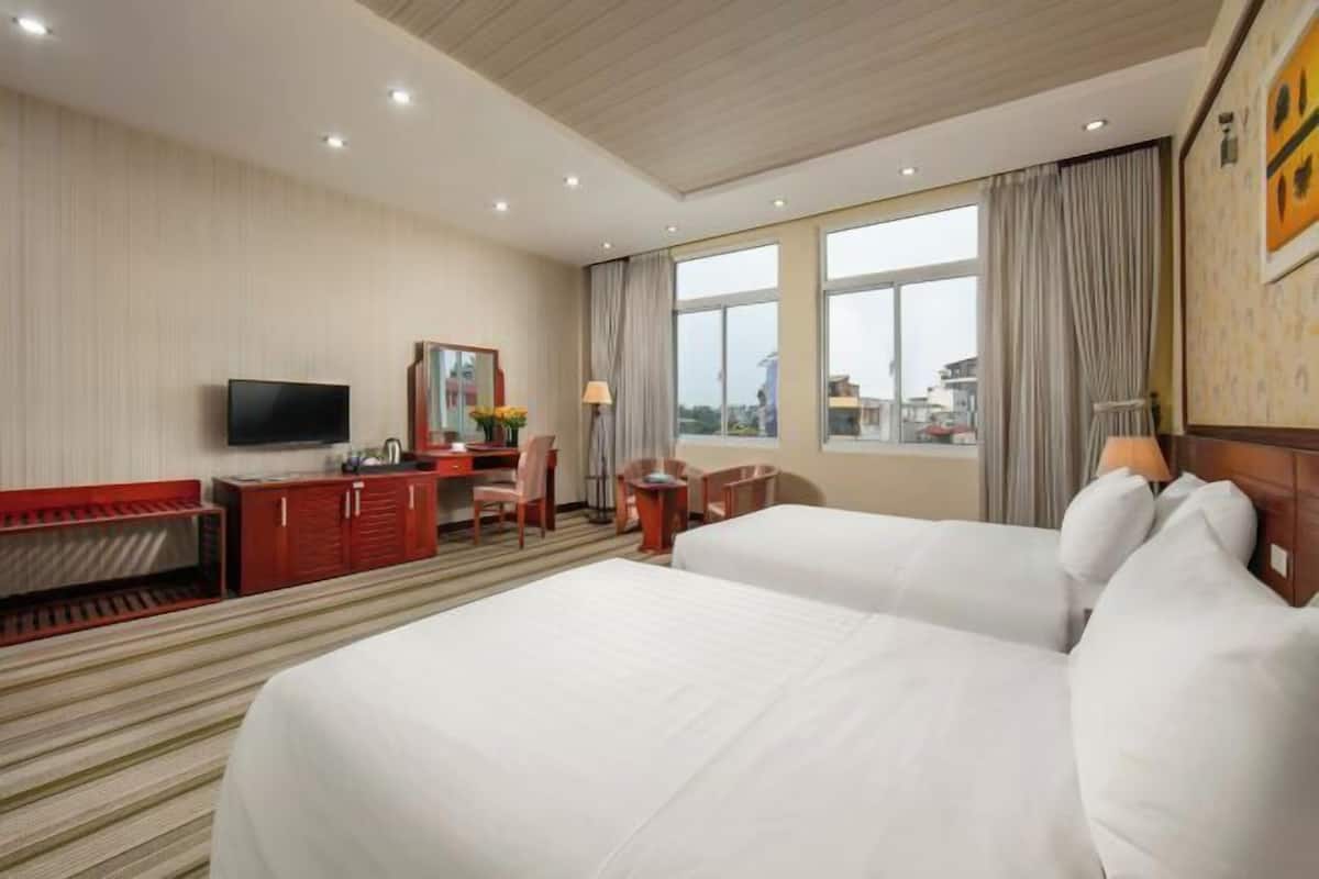Minibar, bàn, phòng cách âm, truy cập Internet không dây miễn phí