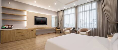 Deluxe Suite Room | Minibar, bàn, phòng cách âm, truy cập Internet không dây miễn phí