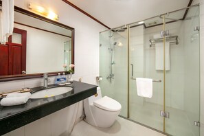 Shower, free toiletries, hair dryer, slippers - A25 Hotel - 705 Lac Long Quan (Hanoi)
