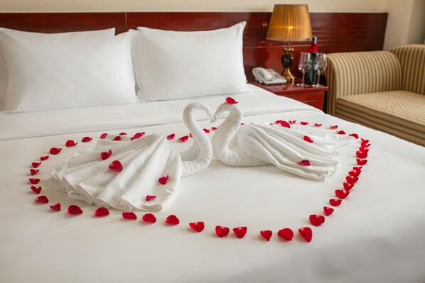 Premier Double Room | Minibar, desk, soundproofing, free WiFi - A25 Hotel - 705 Lac Long Quan (Hanoi)