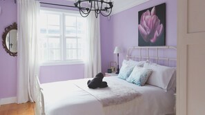 2 bedrooms, iron/ironing board, travel crib, bed sheets - Artist's Summer House (Rosebud)