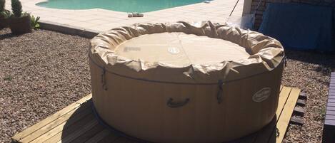 Alberca al aire libre por temporada y sombrillas en la alberca