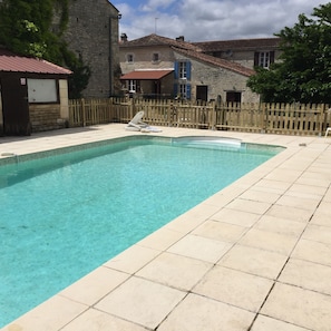Piscina externa sazonal, guarda-sóis, espreguiçadeiras