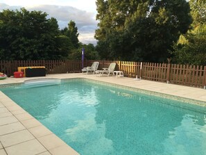 Außenpool (je nach Saison geöffnet), Sonnenschirme, Liegestühle