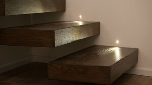 A modern staircase with wooden steps and metallic handrails. - Fonte Gaia Experience B&B (Siena)