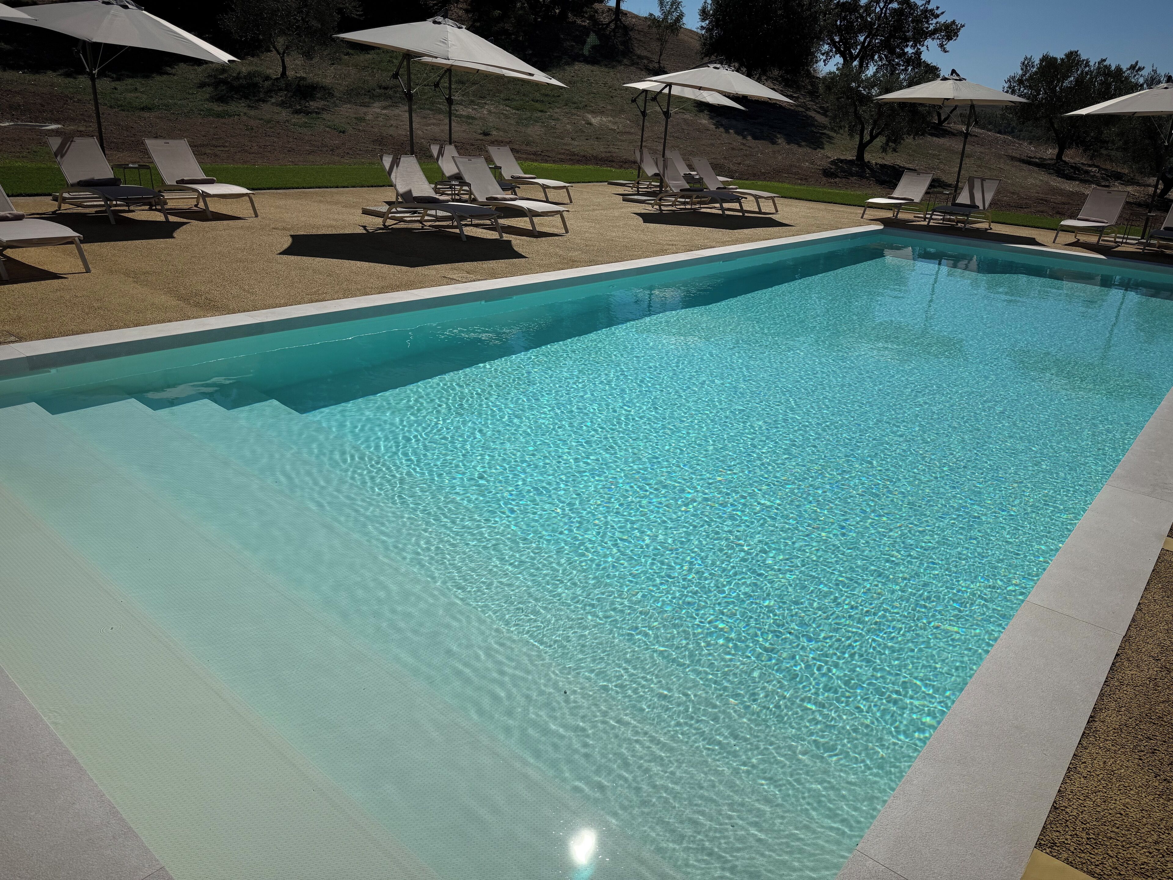 Außenpool (je nach Saison geöffnet), Sonnenschirme, Liegestühle