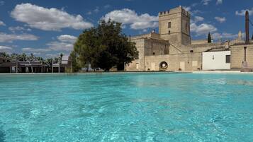 Sæsonbestemt udendørs pool, parasoller, liggestole