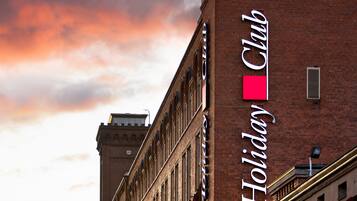 A brick building with a sign that reads "Holiday Club."