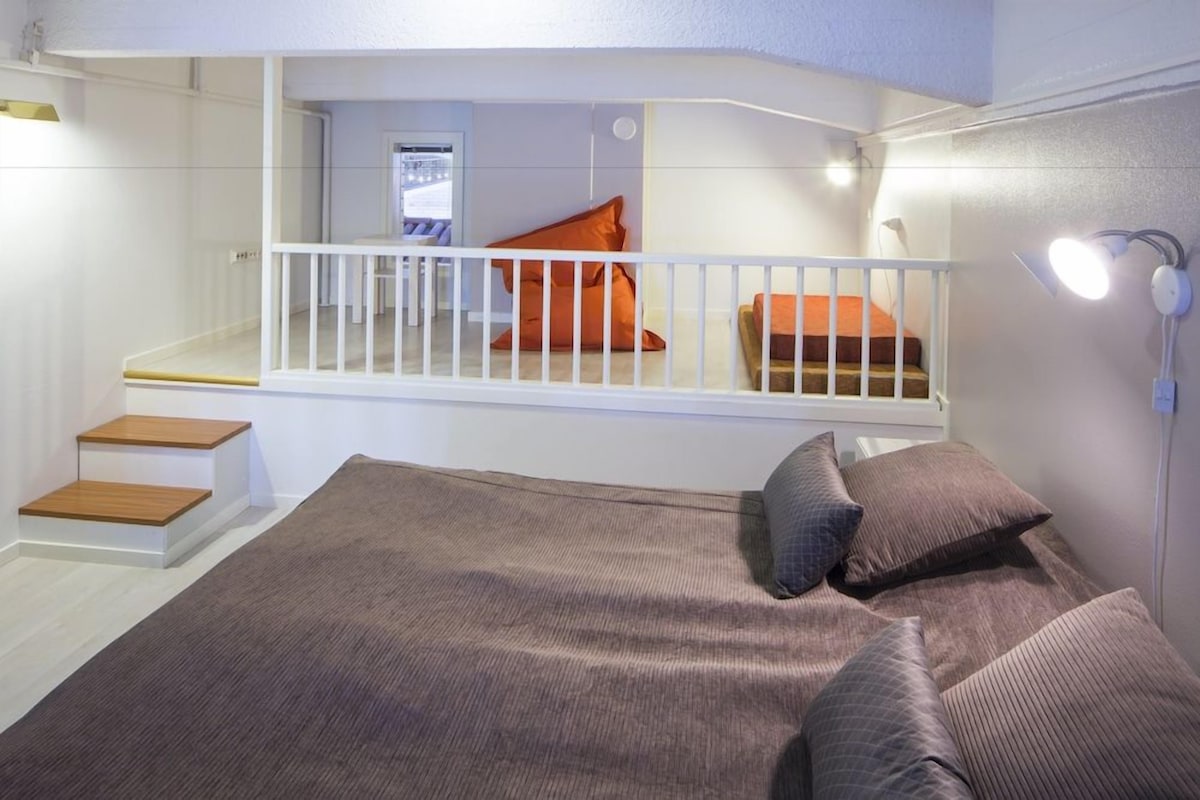 Un dormitorio con una cama litera, un escritorio y una silla.