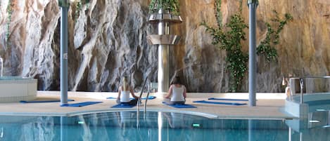 สระว่ายน้ำในร่ม