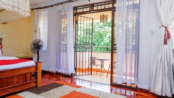 Deluxe king room with balcony and Jacuzzi | 1 ๊ฐ์ ์นจ์ค, ์ฑ
์, ์๋ง ์ปคํผ, ๋ค๋ฆฌ๋ฏธ/๋ค๋ฆฌ๋ฏธํ