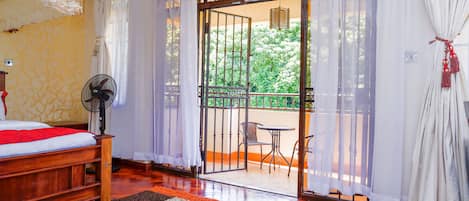 Deluxe king room with balcony and Jacuzzi | 1 Schlafzimmer, Schreibtisch, Verdunkelungsvorhänge