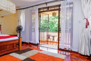 Deluxe king room with balcony and Jacuzzi | Desk, blackout curtains, iron/ironing board, free WiFi - Orchid Homes (Nairobi)
