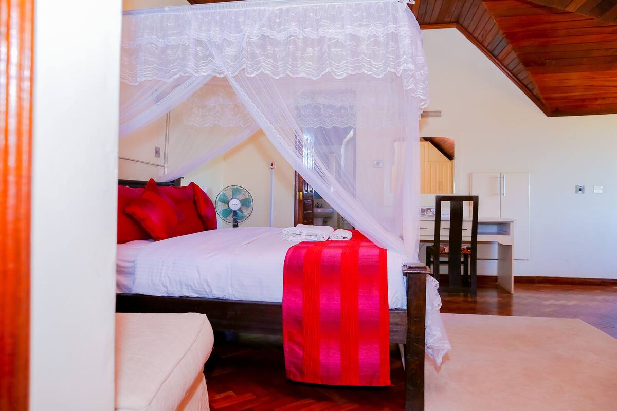 Family Room with Bathtub | デスク、遮光カーテン、アイロン / アイロン台、WiFi (無料)