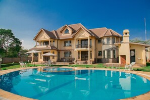 Outdoor pool, pool loungers