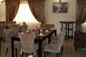 Daily full breakfast (ZAR 90 per person)