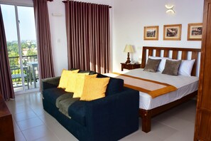Phòng Suite dành cho gia đình, 2 phòng ngủ | Bộ đồ giường cao cấp, bàn, bàn ủi/dụng cụ ủi quần áo