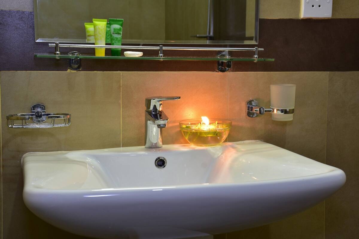Phòng Suite dành cho gia đình, 2 phòng ngủ | Phòng tắm | Buồng tắm vòi sen, đồ dùng nhà tắm miễn phí, khăn tắm