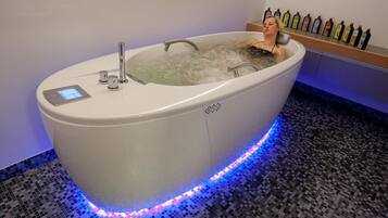 Phòng trị liệu đôi, thủy liệu pháp, massage đá nóng