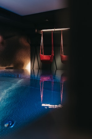Innenpool, geöffnet von 07:00 Uhr bis 19:00 Uhr, Liegestühle