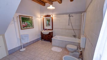 Phòng phong cách cổ điển | Phòng tắm | Đồ dùng nhà tắm miễn phí, máy sấy tóc, dép đi trong nhà