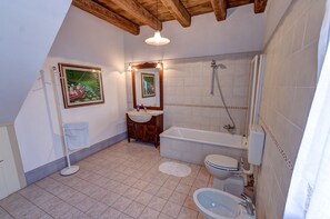 Classic Room | Bathroom - Bordeghina B&B in Farmhouse (Pontecchio Polesine)