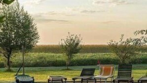 A pool area with lounge chairs and a clear view of the surrounding landscape. - Bordeghina B&B in Farmhouse (Pontecchio Polesine)