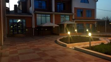 Majoituspaikan julkisivu illalla/yöllä