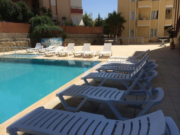 Piscina all'aperto, ombrelloni da piscina, lettini