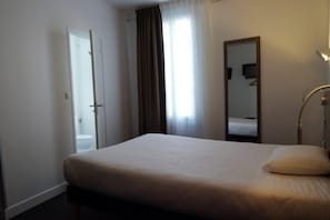 Comfort Double Room, 1 Double Bed | Desk, blackout drapes, free WiFi, bed sheets - Hôtel Saint Patrick Cœur de NANTES (Nantes)