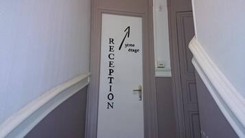 Een receptie deur met een bord dat het receptiegebied aangeeft.