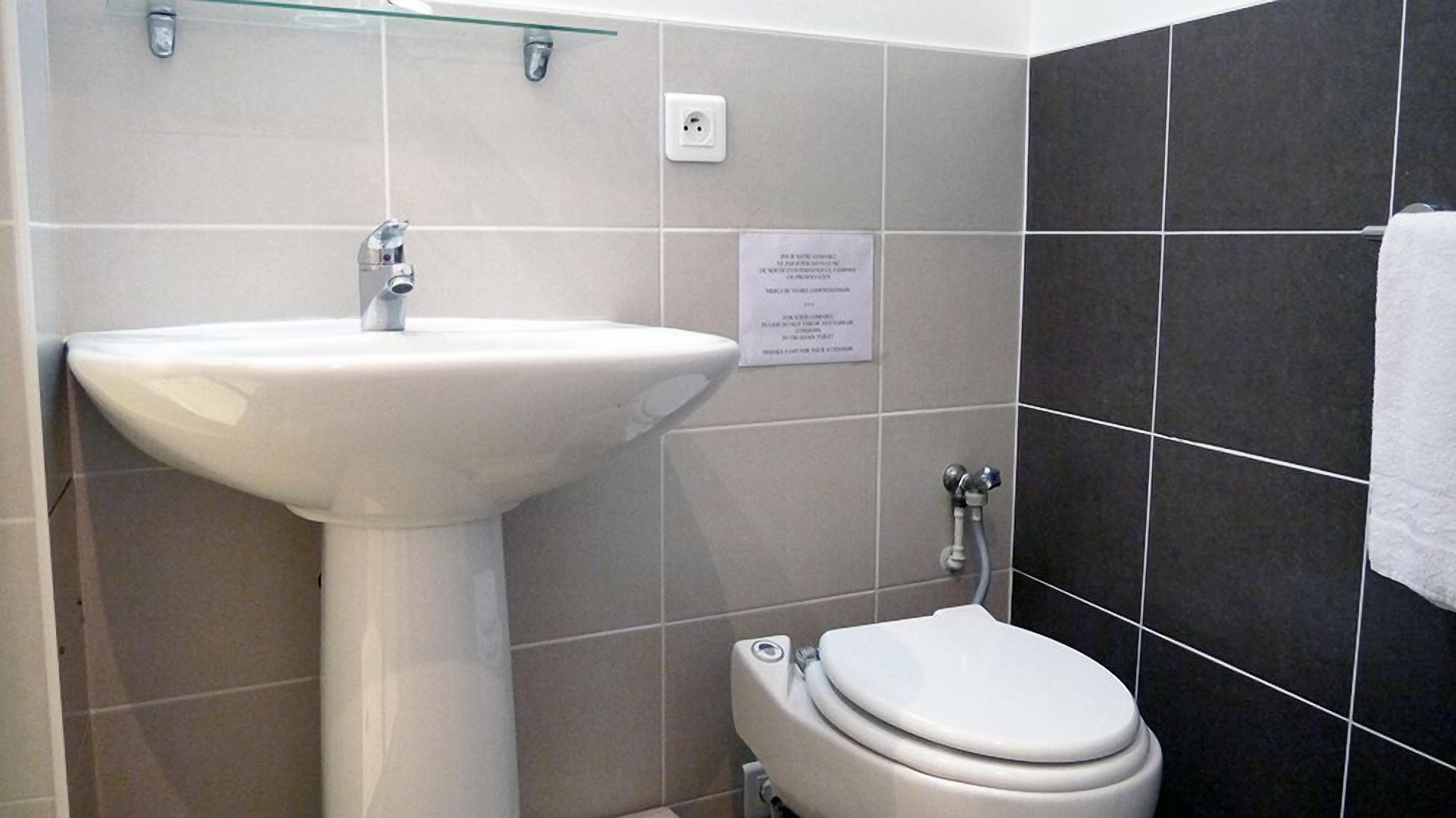 comfort double room, 1 double bed | bathroom amenities | shower, towels