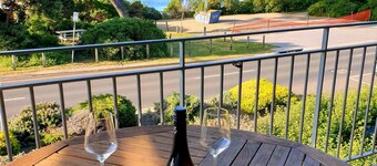 MORNINGTON BEACH APARTMENT #4: directly opposite the beach with great views. 