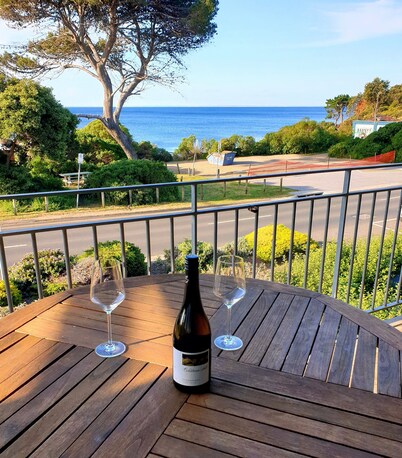 MORNINGTON BEACH APARTMENT #4: directly opposite the beach with great views.