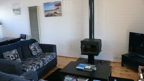 LCD-tv, pejs, dvd-afspiller, bøger