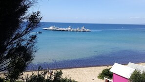 På stranden